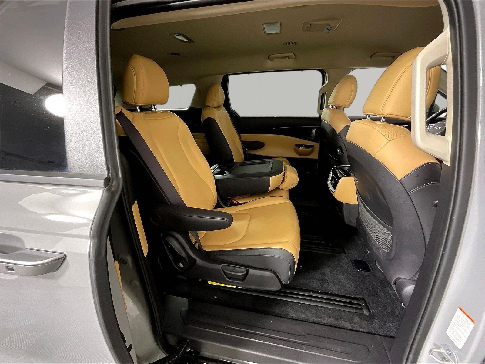 Used 2024 Kia Carnival EX FWD image 25