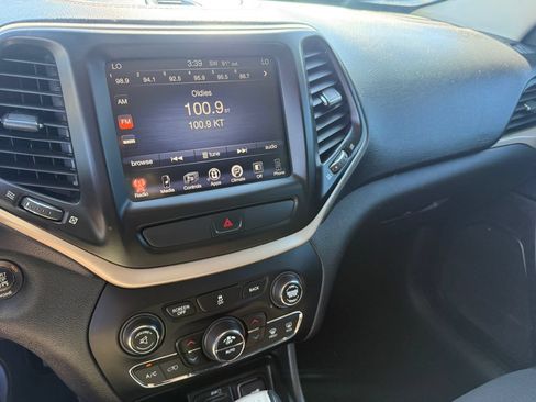 Used 2015 Jeep Cherokee Latitude w/ Comfort/Convenience Group AWD/4WD image 2