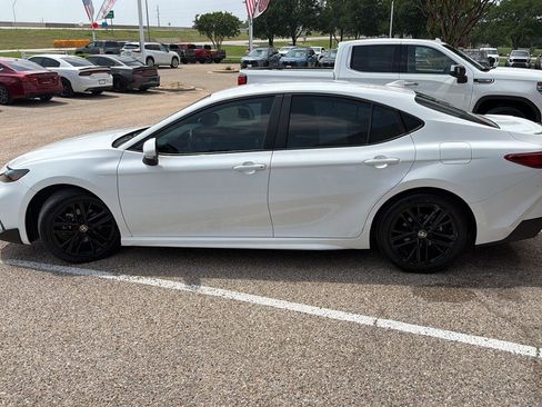 Used 2025 Toyota Camry SE FWD image 6