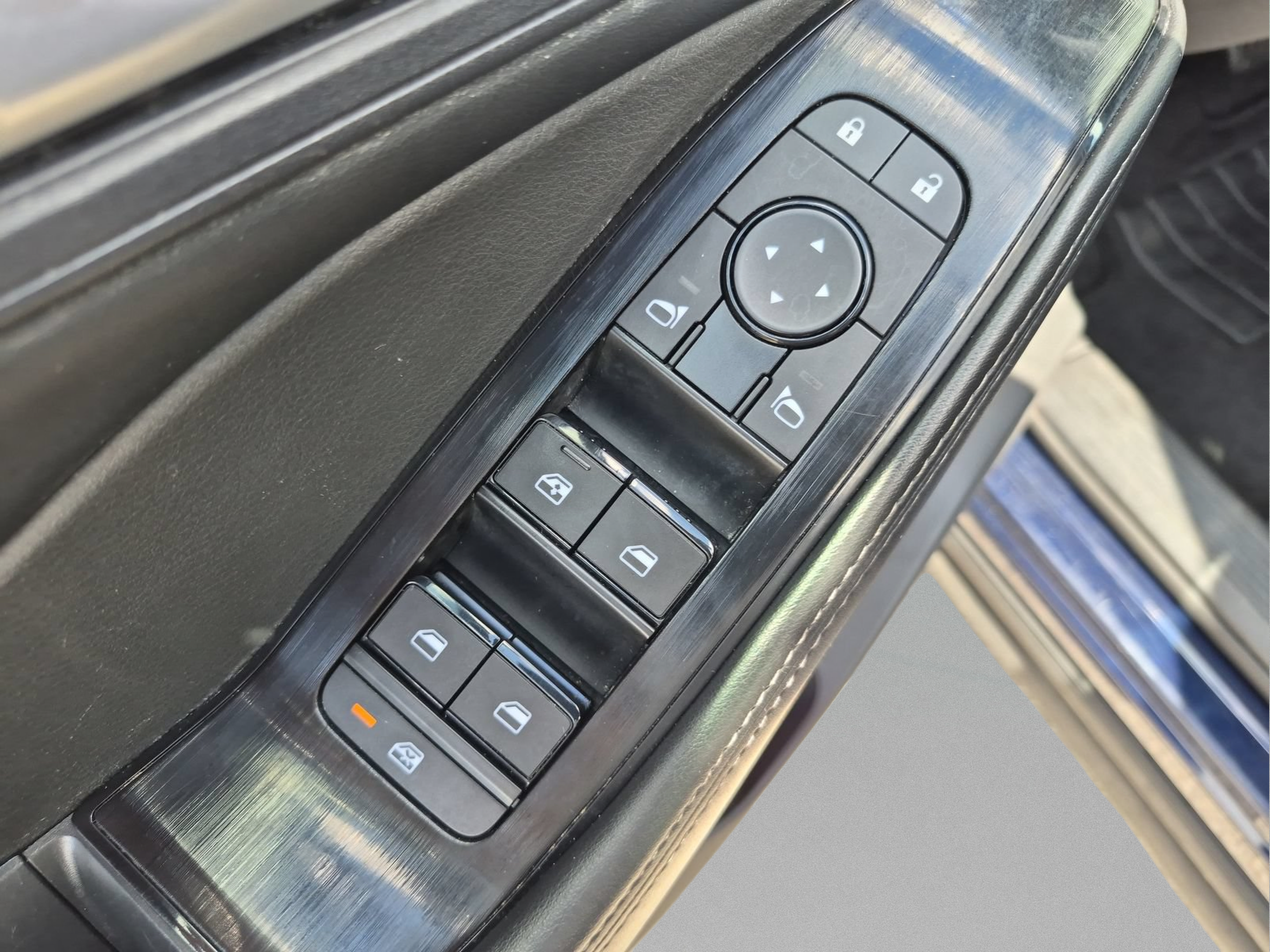 Used 2024 Nissan Rogue SV FWD image 16