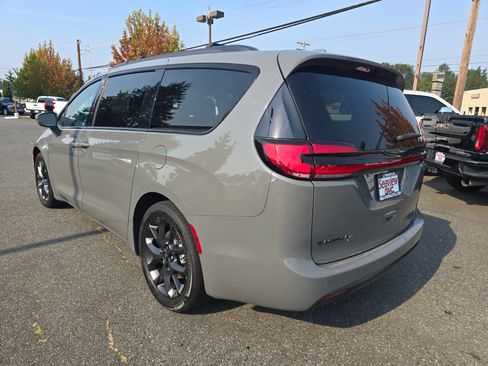 Used 2021 Chrysler Pacifica Touring w/ S Appearance Package FWD image 4