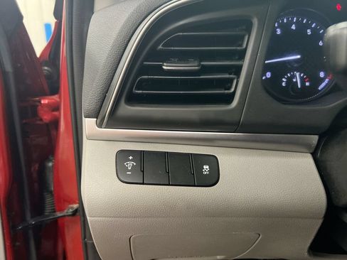 Used 2019 Hyundai Elantra SE FWD image 17