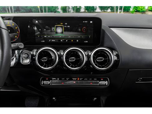 Used 2022 Mercedes-Benz GLA 250 4MATIC image 18