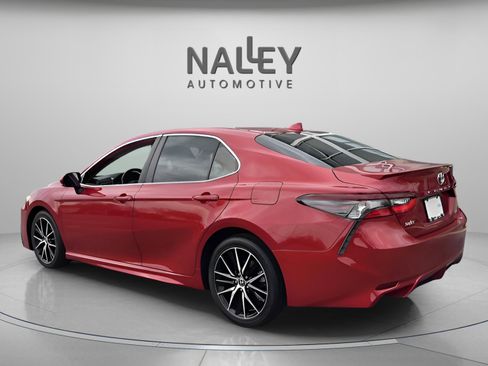Used 2022 Toyota Camry SE image 3