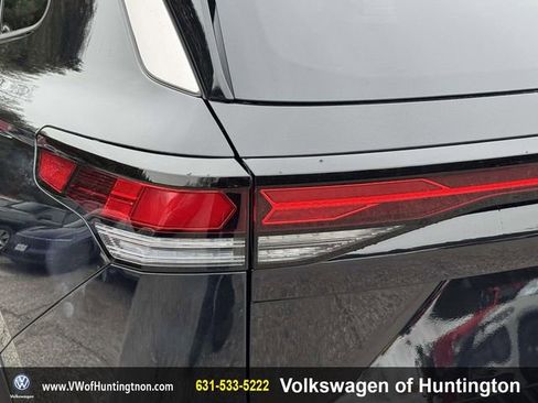 Certified 2025 Volkswagen Tiguan SE image 9