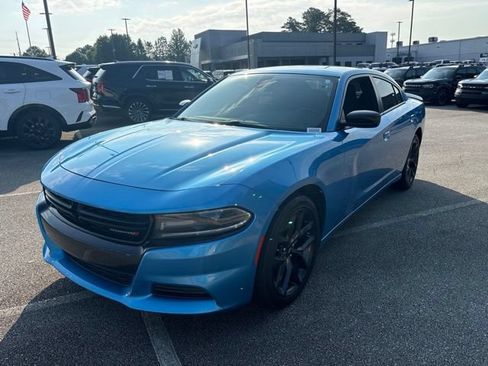 Used 2019 Dodge Charger SXT w/ Blacktop Package RWD image 2