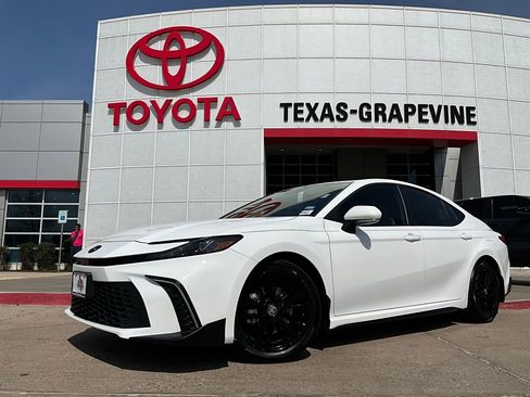 Used 2025 Toyota Camry SE w/ Convenience Package image 2