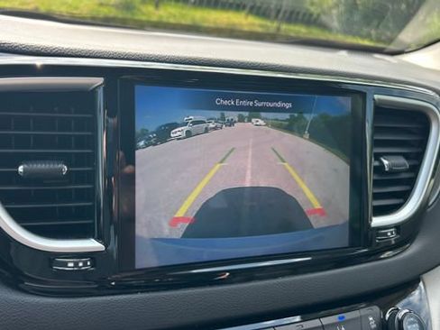 Used 2024 Chrysler Pacifica Touring-L FWD image 23