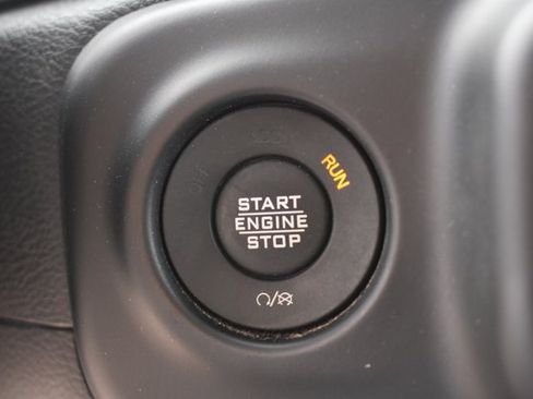 Used 2023 Jeep Gladiator Overland w/ Cold Weather Group AWD/4WD image 27