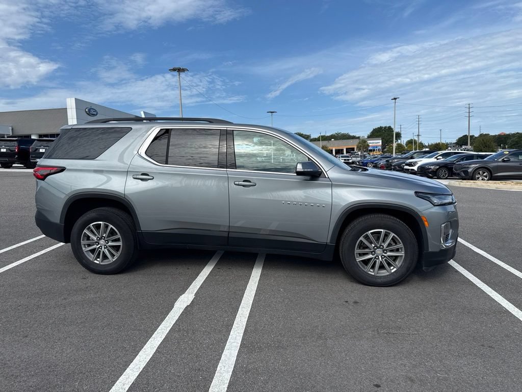 Used 2023 Chevrolet Traverse LT FWD image 2