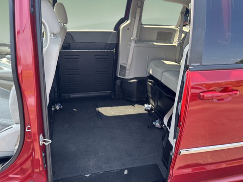 Used 2010 Dodge Grand Caravan SXT w/ Trailer Tow Group FWD image 23