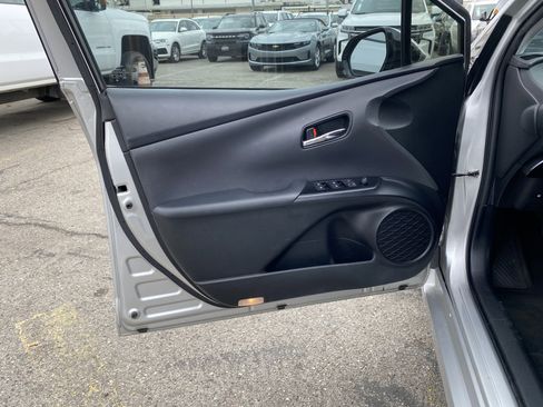 Used 2018 Toyota Prius Four image 12