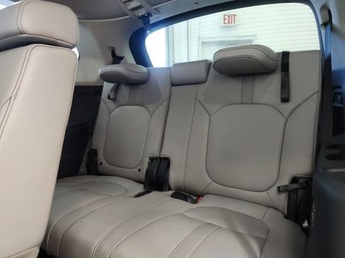 Used 2025 Honda Pilot EX-L image 10