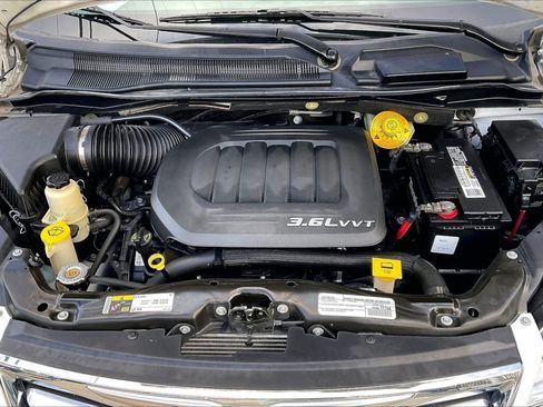 Used 2015 Chrysler Town & Country Touring image 10