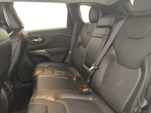 Used 2019 Jeep Cherokee Limited image 18