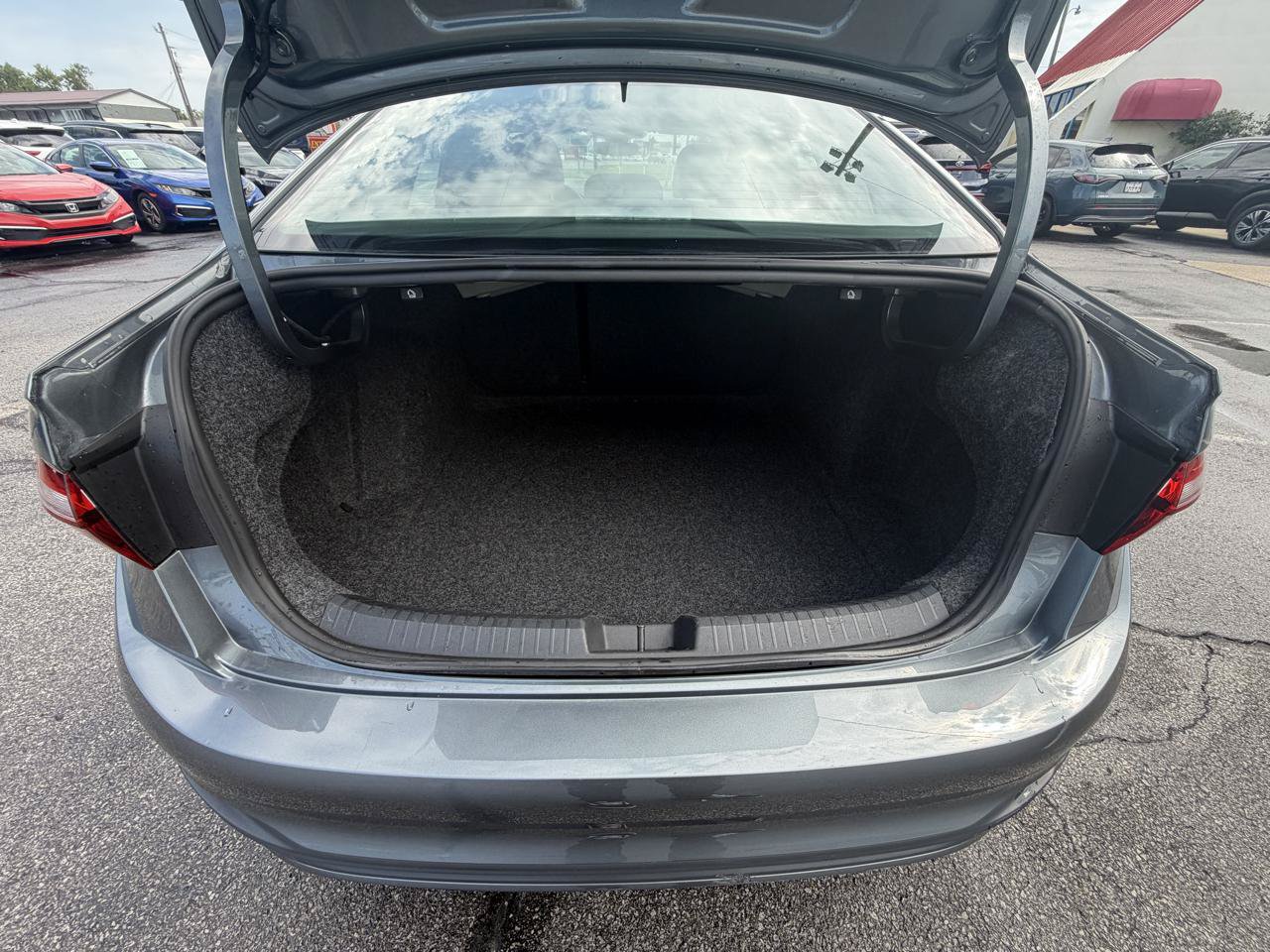 Used 2025 Volkswagen Jetta SE FWD image 11