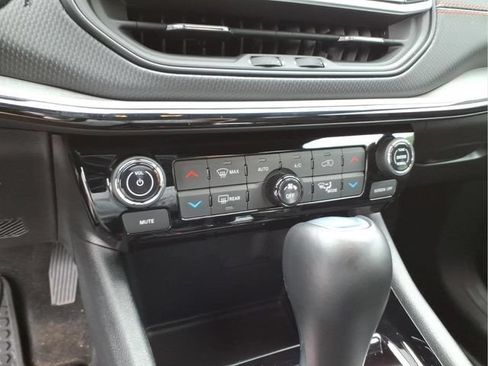 Used 2025 Jeep Compass Trailhawk w/ Trailer Tow Group AWD/4WD image 28