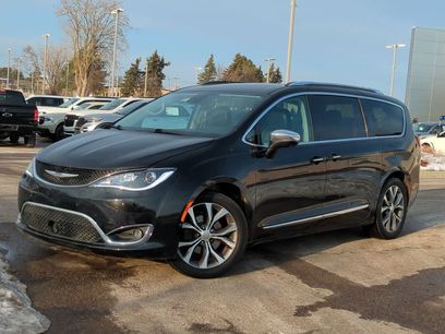 Used 2020 Chrysler Pacifica Limited w/ Tire & Wheel Group