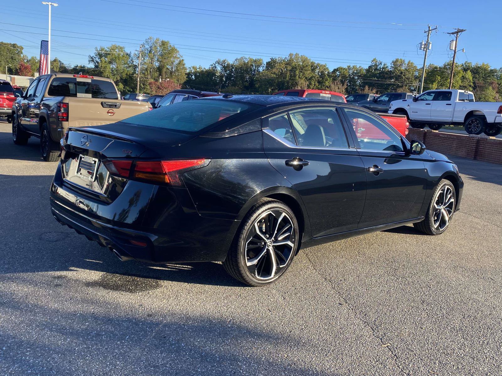 Used 2024 Nissan Altima 2.5 SR FWD image 9