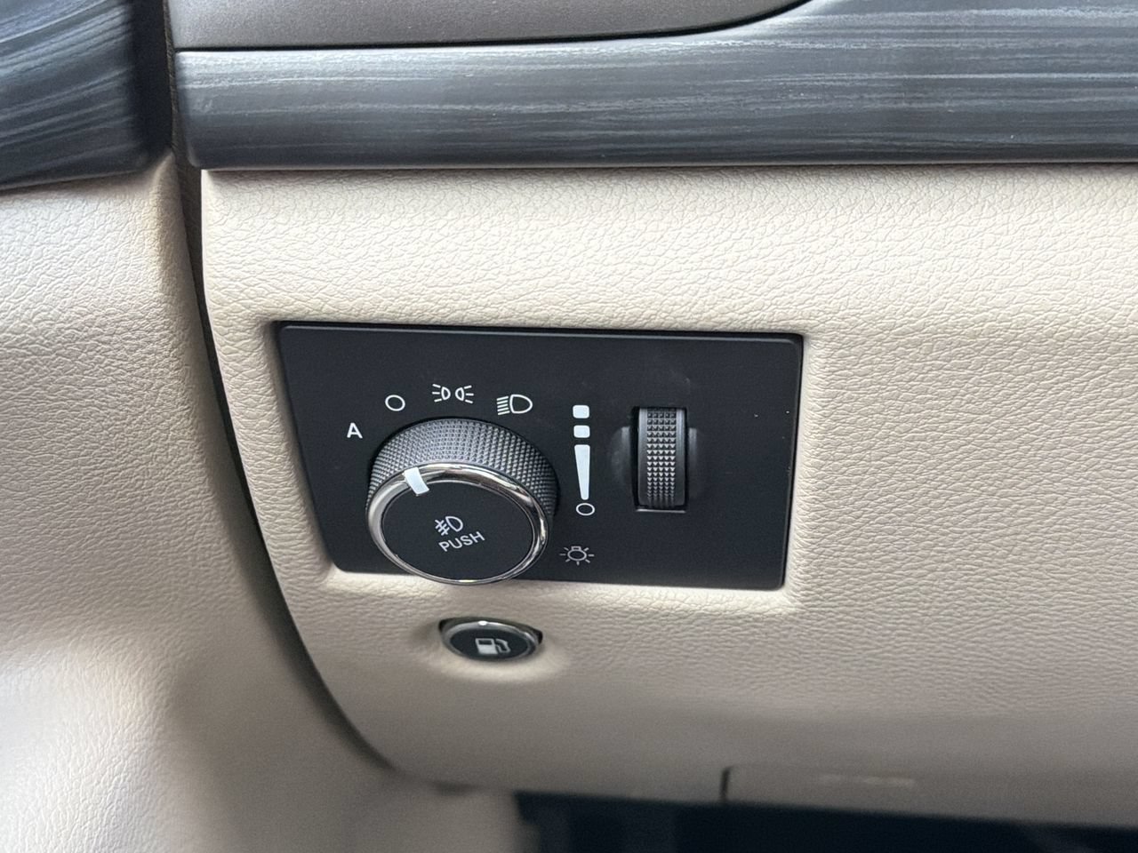 Used 2019 Jeep Grand Cherokee Laredo RWD image 24