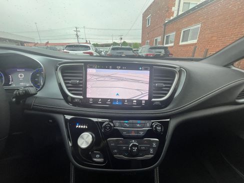 Used 2025 Chrysler Pacifica Limited FWD image 17