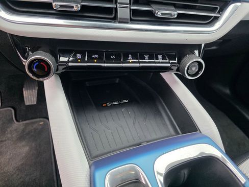 Certified 2025 Chevrolet Equinox EV LT image 17