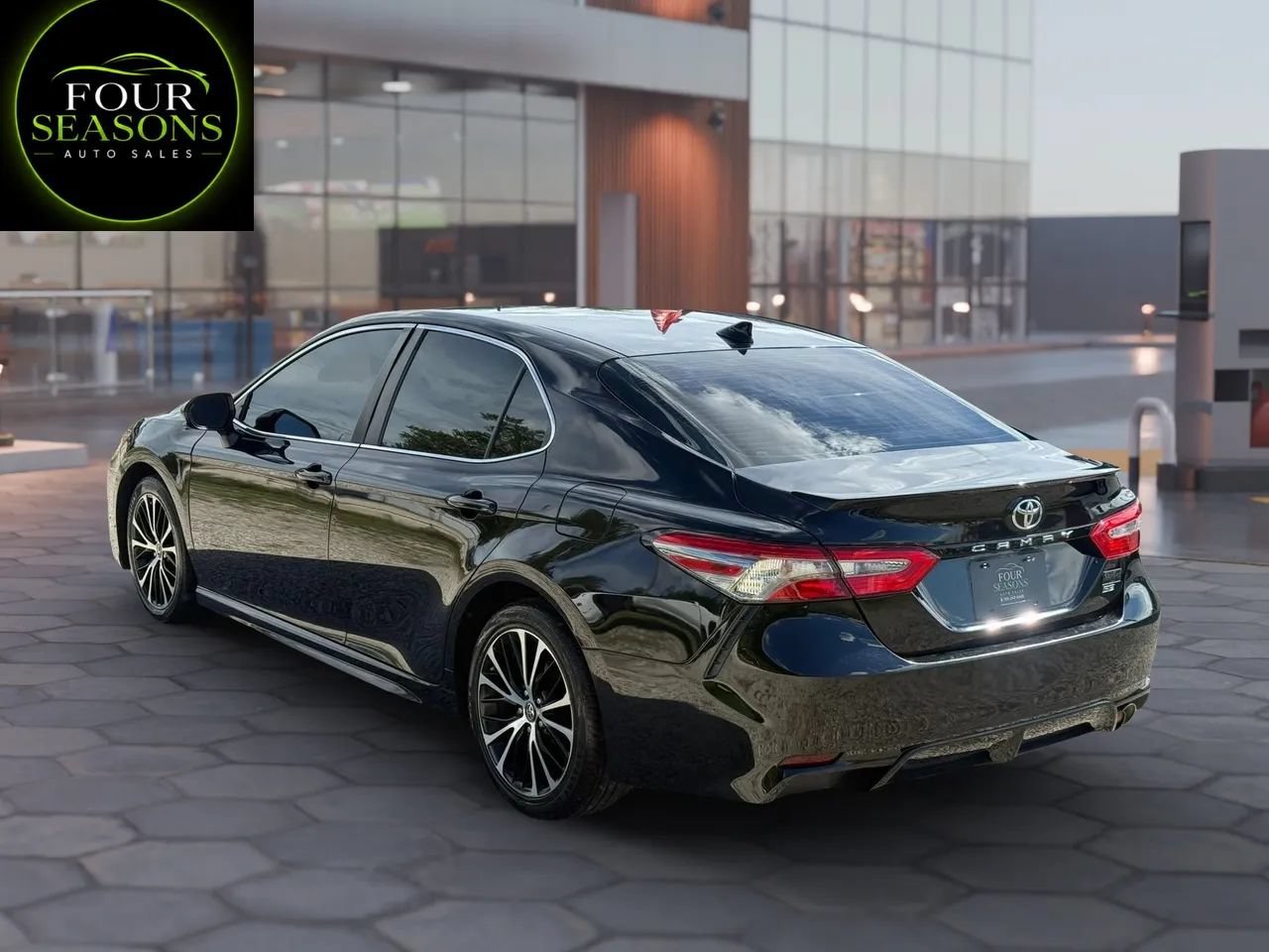Used 2019 Toyota Camry SE FWD image 2