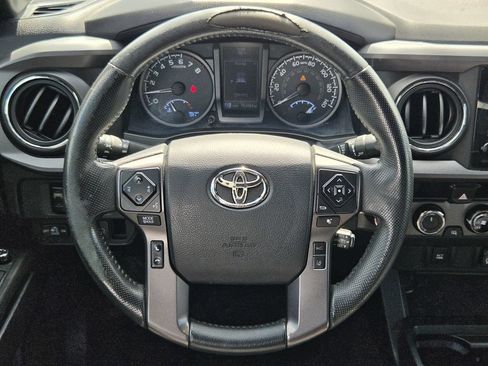 Used 2018 Toyota Tacoma TRD Off-Road AWD/4WD image 14