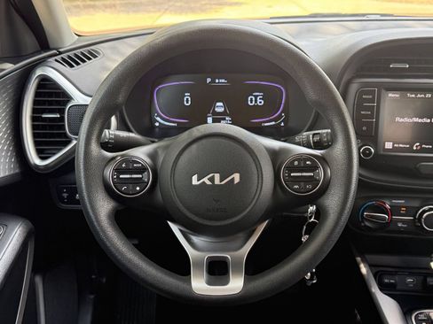Used 2025 Kia Soul LX w/ LX Technology Package FWD image 28