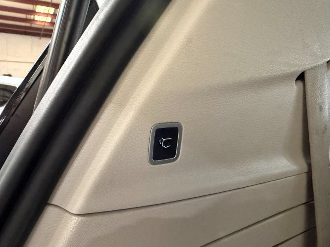 Used 2024 Chrysler Pacifica Limited FWD image 28