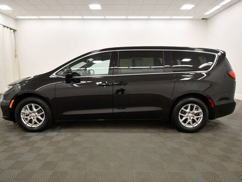 Used 2025 Chrysler Pacifica Select FWD image 4