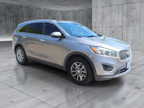 Used 2018 Kia Sorento FWD V6 image 7