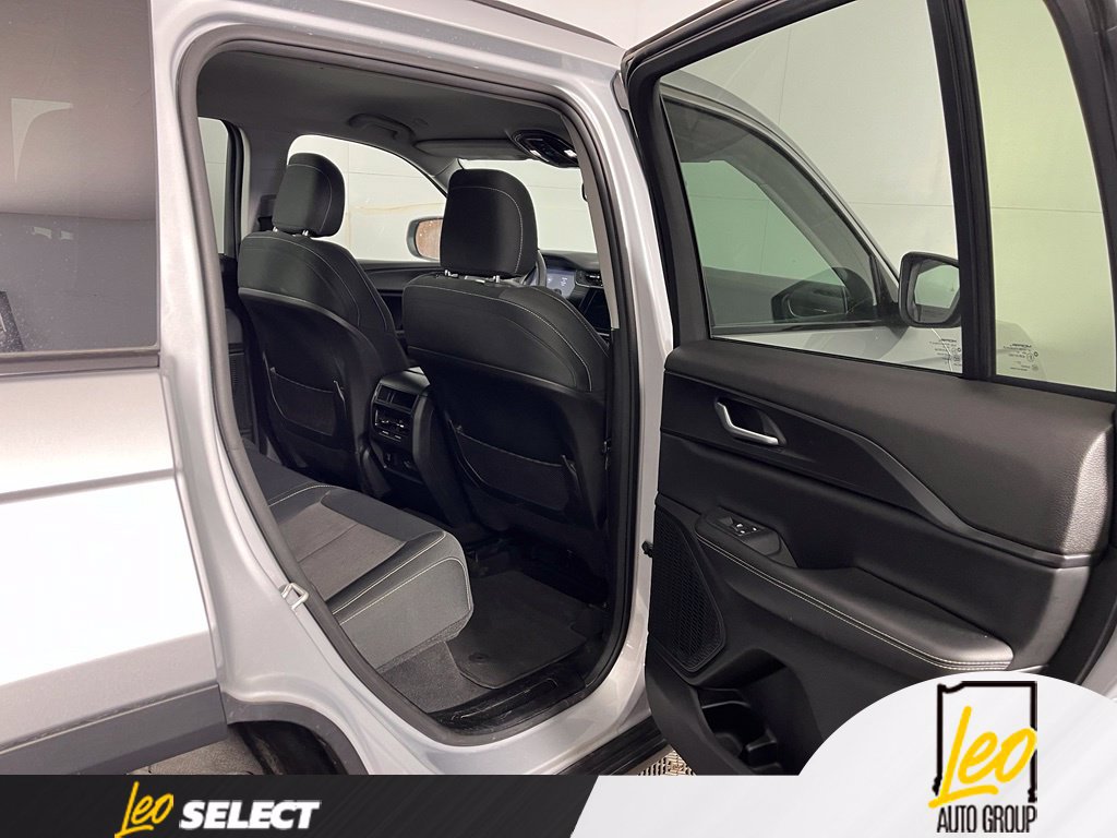 Used 2023 Jeep Grand Cherokee Laredo w/ Luxury Tech Group I RWD image 12