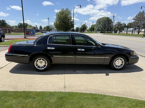 Used 2001 Lincoln Town Car Cartier image 4