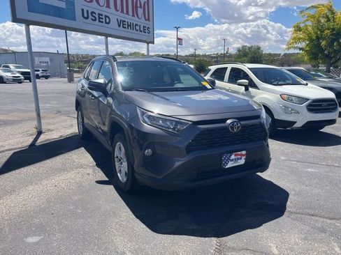 Used 2021 Toyota RAV4 XLE FWD image 3