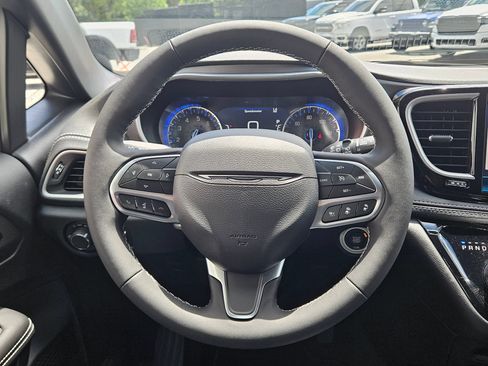 New 2027 Chrysler Pacifica Select FWD image 13