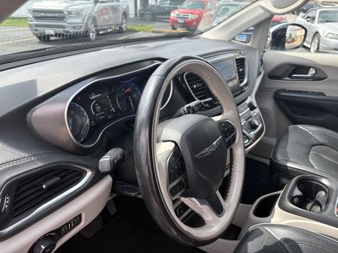 Used 2019 Chrysler Pacifica Limited FWD image 9