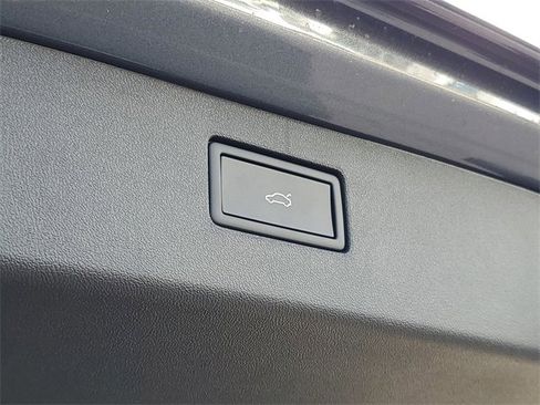 New 2025 Volkswagen Tiguan SE image 9