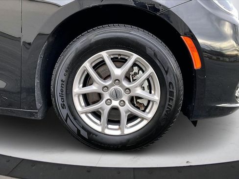 Certified 2024 Chrysler Pacifica Touring-L image 33