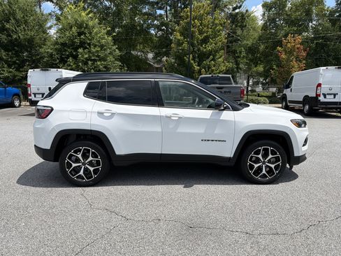 Used 2025 Jeep Compass Limited AWD/4WD image 9