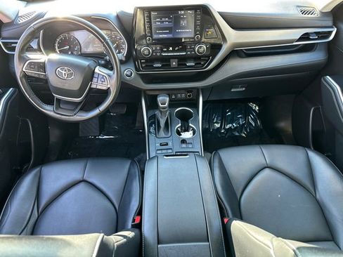 Certified 2022 Toyota Highlander XLE image 36