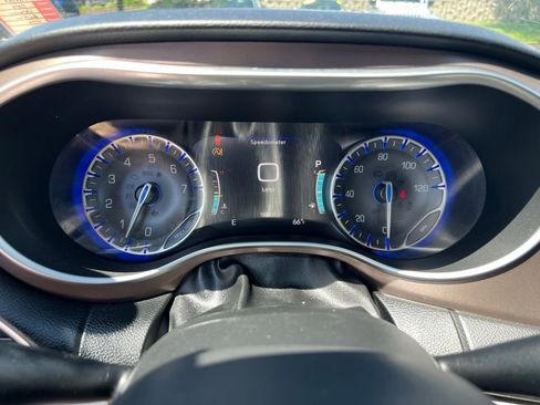 Used 2018 Chrysler Pacifica Touring-L Plus FWD image 47