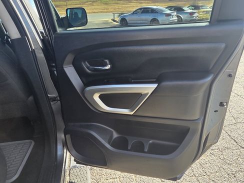 Used 2018 Nissan Titan SV image 14