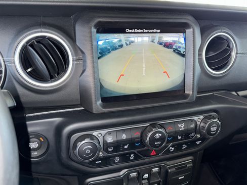 Used 2019 Jeep Wrangler Unlimited Sahara image 26