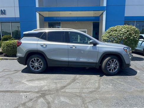 Used 2024 GMC Terrain SLT AWD/4WD image 8