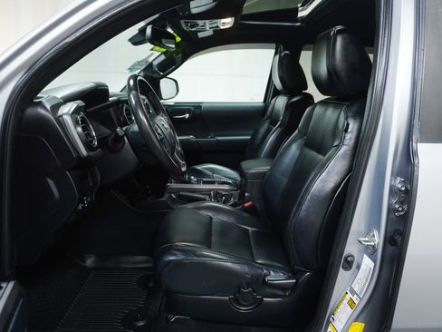 Used 2019 Toyota Tacoma TRD Off-Road image 11