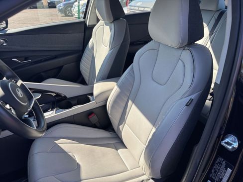 Used 2025 Hyundai Elantra Limited image 38