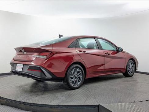 Used 2024 Hyundai Elantra SEL FWD image 8