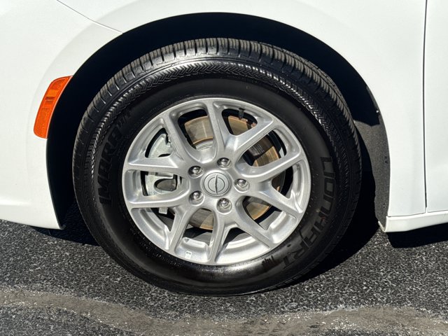 Used 2025 Chrysler Pacifica Select FWD image 13