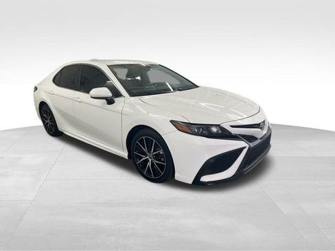 Used 2021 Toyota Camry SE image 3